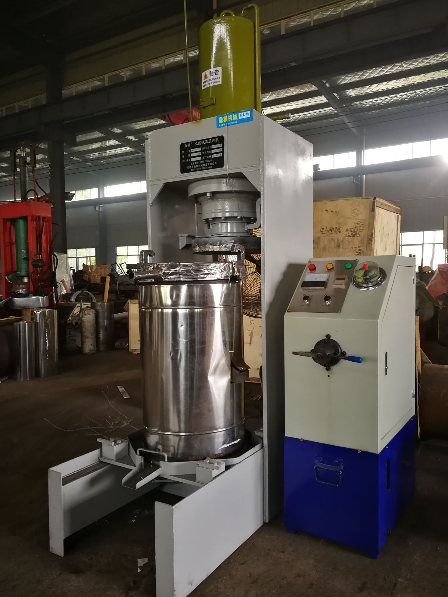 不銹鋼超高壓立式液壓壓榨機(jī)，果汁壓榨機(jī)，果渣壓榨機(jī)，藥材壓榨，油渣處理，白土壓榨